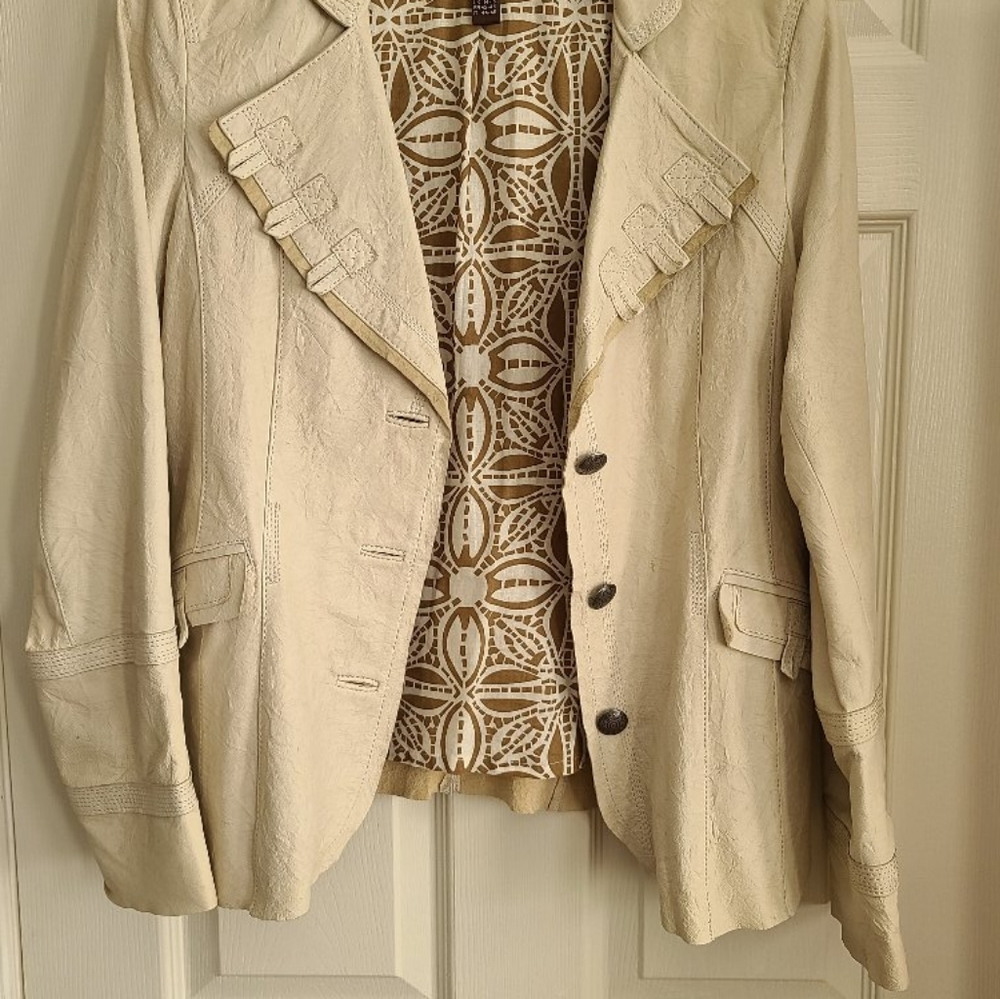 Ladies Learher Jacket - Picture 2 of 4